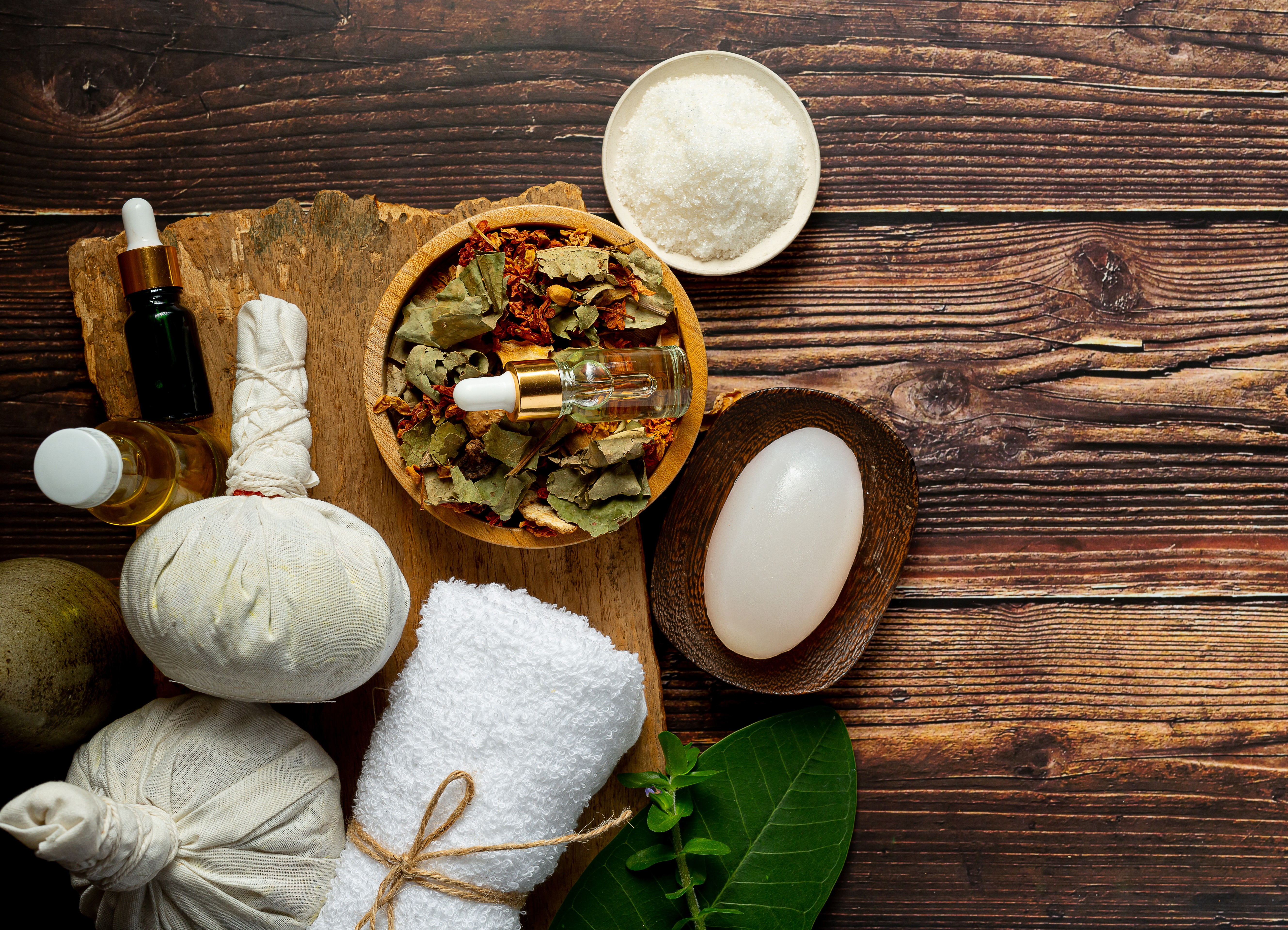 Warm Ayurvedic herbal oil massage — Abhyanga therapy